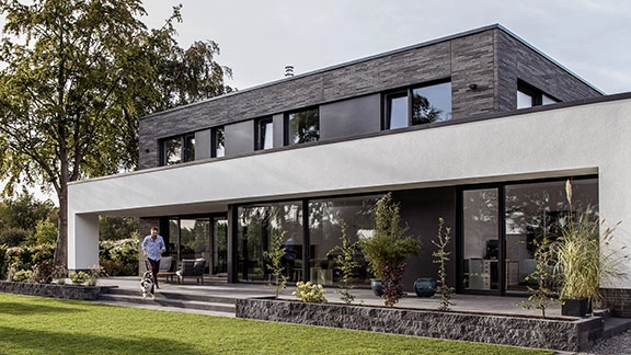 Moderne energieeffiziente REHAU Kunststofffenster mit hochwertiger Wärmedämmung und Mehrfachverglasung