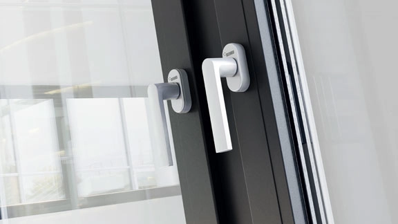 REHAU Sicherheitstechnik und Zubehör für Fenster und Türen mit erhöhtem Einbruchschutz