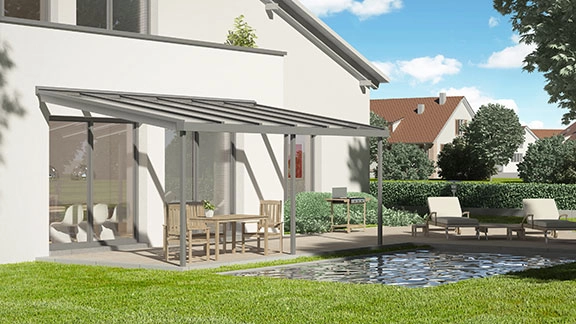 Modernes Sonne Terrassendach aus Aluminium mit Glasüberdachung als Witterungsschutz für die Terrasse