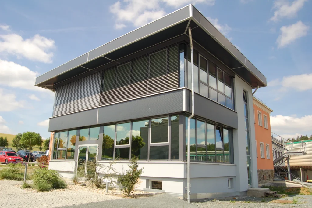 Bürogebäude mit anthrazitfarbenen Aluminium-Fensterelementen und integriertem Raffstore-Sonnenschutz