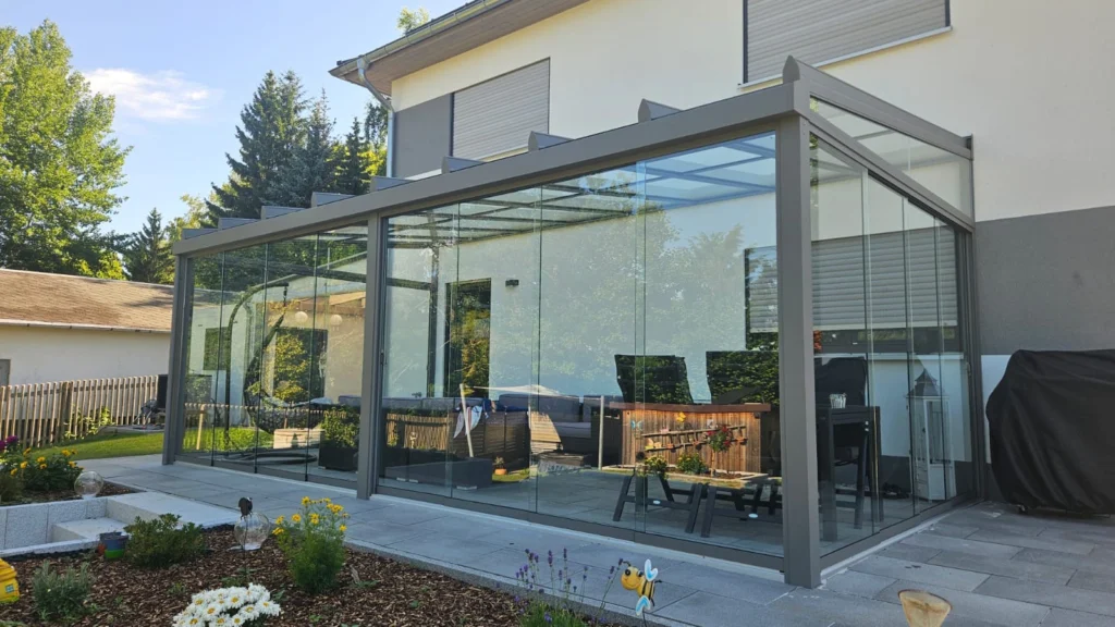 Sommergarten in Plauen mit pulverbeschichtetem Aluminiumrahmen und flexibel verschiebbaren Glas-Schiebeelementen