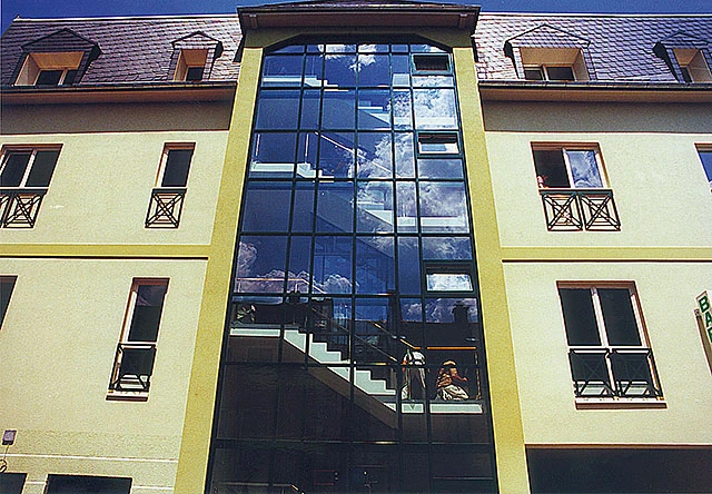 Mehrgeschossige Gebäude-Fassade in Auerbach mit zentraler, durchgehender Glas-Posten-Riegel-Konstruktion